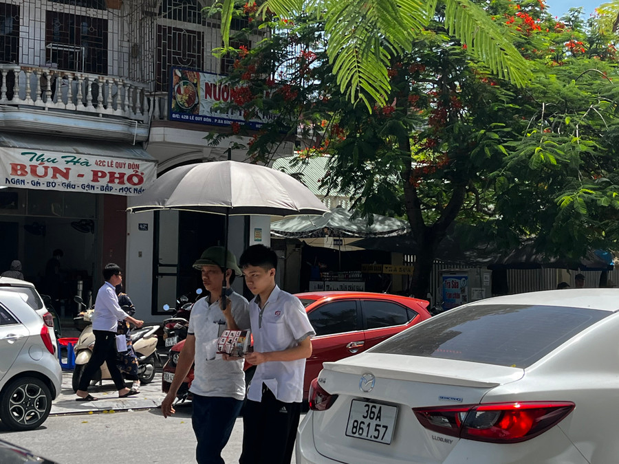 Thí sinh rời phòng thi sau môn thi đầu tiên. Thí sinh rời phòng thi sau môn thi đầu tiên.
