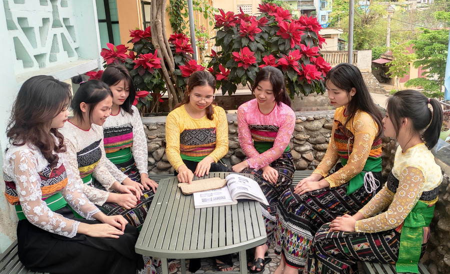 Cô Hà Thị Khuyên và học sinh của mình. Cô Hà Thị Khuyên và học sinh của mình.