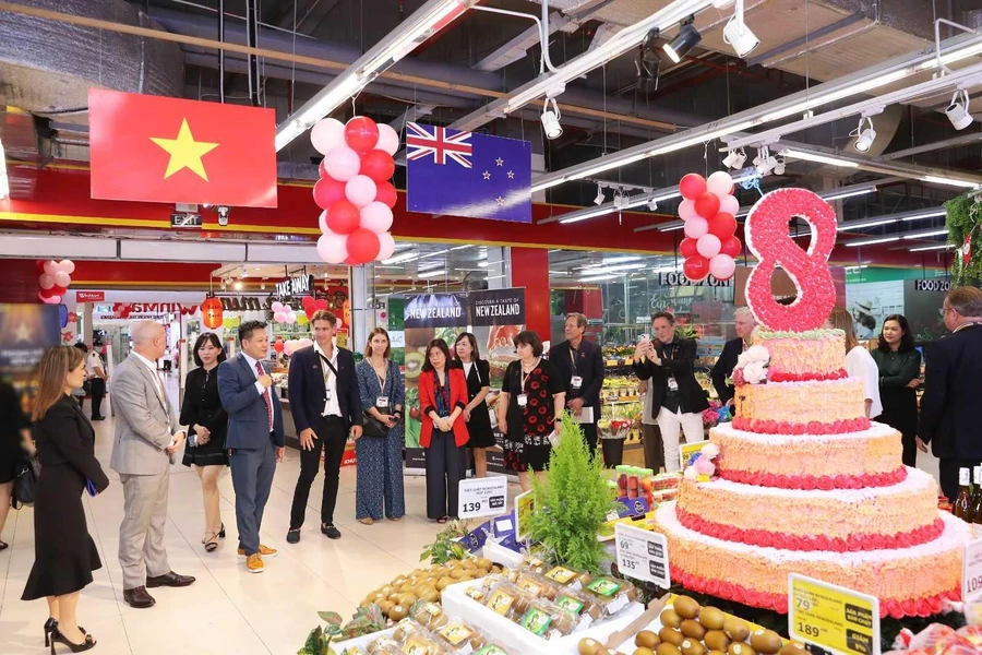 Tổng Lãnh sự quán cùng các nhà cung cấp New Zealand thăm và làm việc tại WinMart Times City.