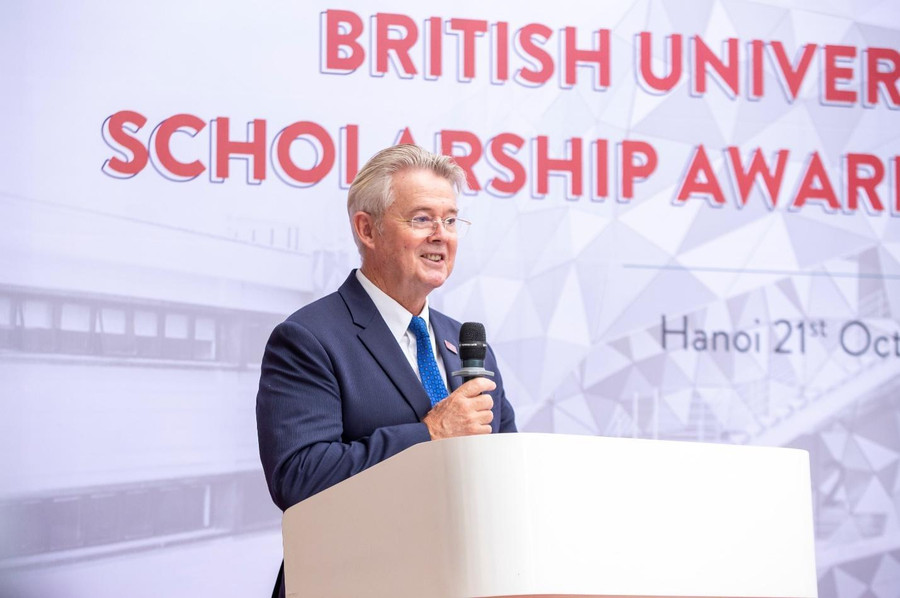 GT.TS Raymond Gordon – Hiệu trưởng BUV gửi lời chúc mừng đến các Quán quân học bổng và gia đình. GT.TS Raymond Gordon – Hiệu trưởng BUV gửi lời chúc mừng đến các Quán quân học bổng và gia đình.