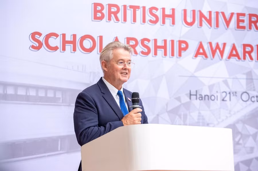 GT.TS Raymond Gordon – Hiệu trưởng BUV gửi lời chúc mừng đến các Quán quân học bổng và gia đình.