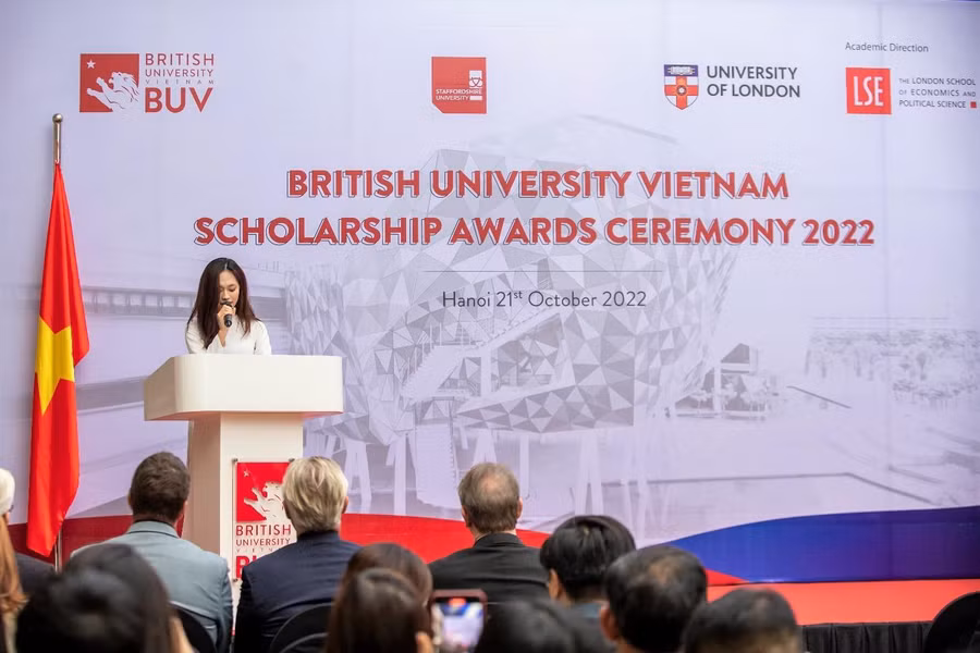 Lưu Thị Thu Hương đại diện các Quán quân học bổng phát biểu chia sẻ.