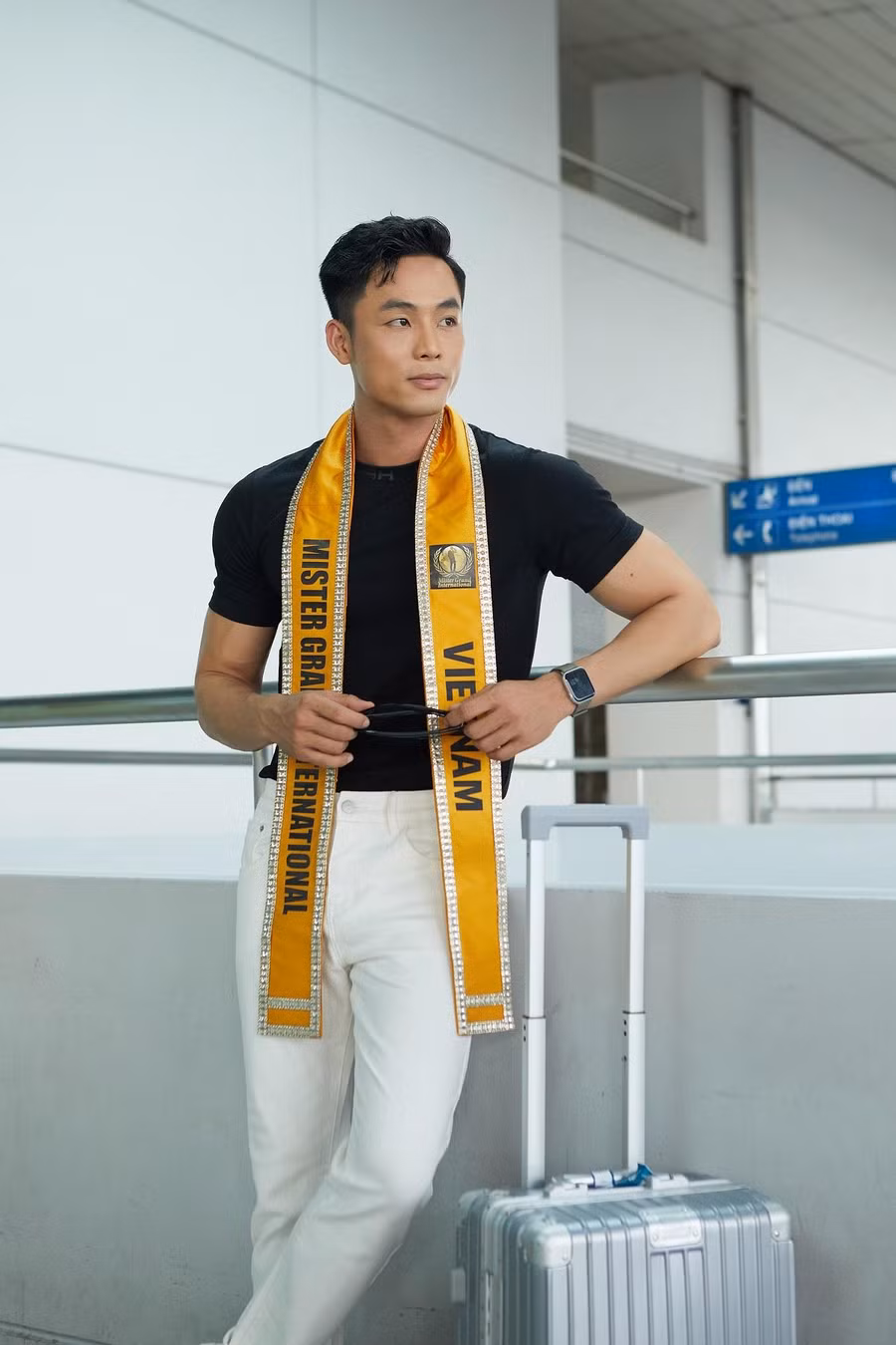 Vũ Linh, sinh năm 1994, sở hữu chiều cao 1m83, cân nặng 75 kg, số đo: 99-78-98 cm.