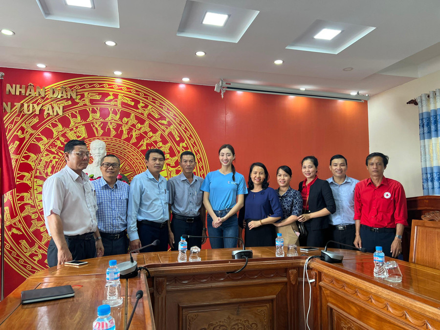 Sáng 15/11, Hoa hậu Lương Thùy Linh có buổi gặp gỡ Ban lãnh đạo huyện Tuy An (Phú Yên),