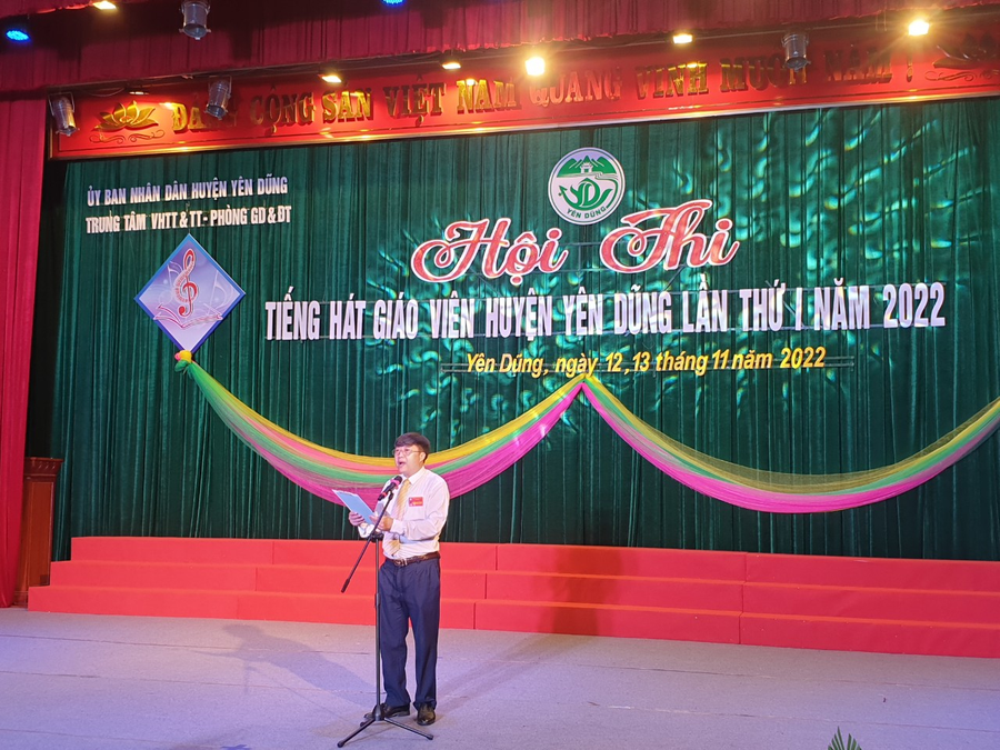 Ông Phan Thế Đông - Trưởng PGD&ĐT phát biểu khai mạc hội thi Ông Phan Thế Đông - Trưởng PGD&ĐT phát biểu khai mạc hội thi
