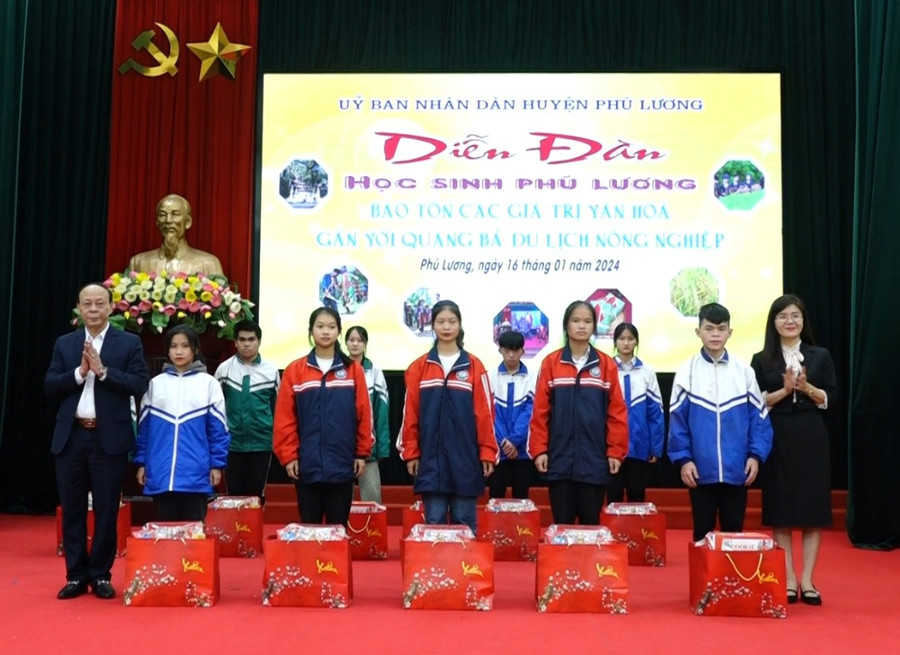 Lãnh đạo Phòng GD&amp;ĐT, Phòng Văn hóa và Thông tin huyện Phú Lương trao quà cho các em học sinh tại Diễn đàn.