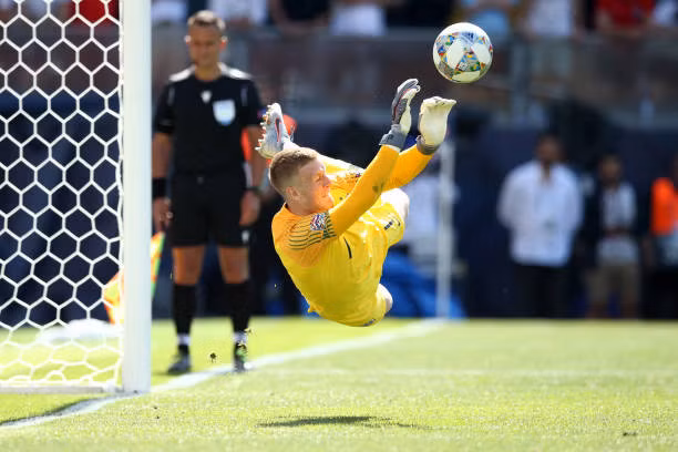 Pickford trở thành người hùng khi đẩy được quả pen của Thụy Sĩ.