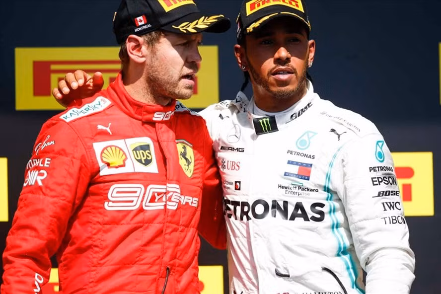 Sebastian Vettel (trái) và Lewis Hamilton (phải) đứng trên bục nhận giải.