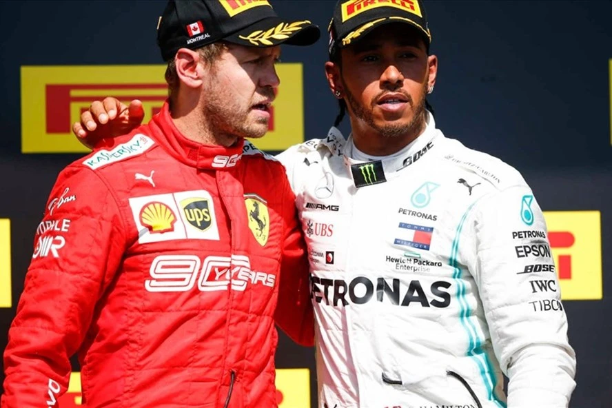 Sebastian Vettel (trái) và Lewis Hamilton (phải) đứng trên bục nhận giải.