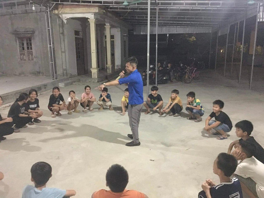 Chàng trai mang bàn chân rô bốt giúp thanh niên thoát nghèo