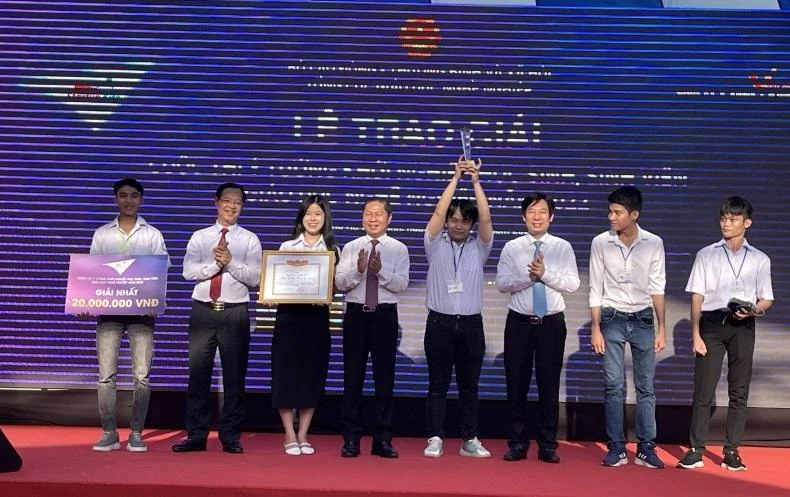 Thứ trưởng Lê Tấn Dũng trao giải cho nhóm tác giải đạt giải Nhất tại Cuộc thi Startup Kite 2022.