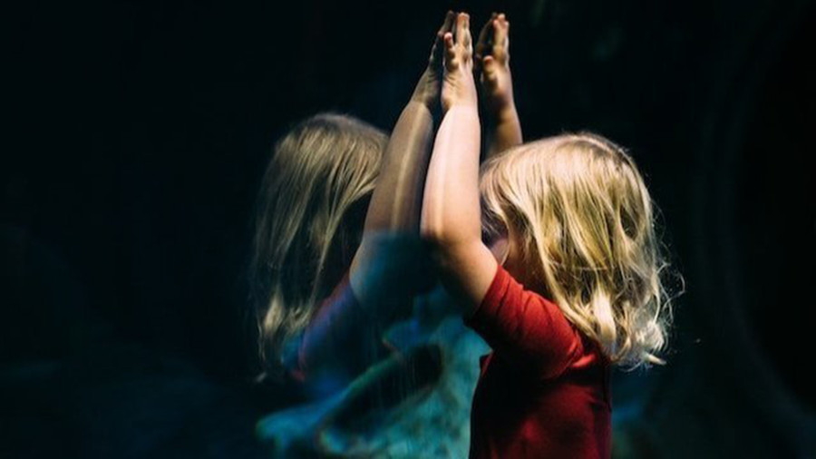 Con gặp khó khăn trong việc thể hiện cảm xúc của mình và thay vào đó có xu hướng kìm nén chúng. (Ảnh: ITN).