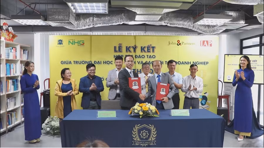 Đại diện các bên cùng ký thỏa thuận hợp tác với nhau