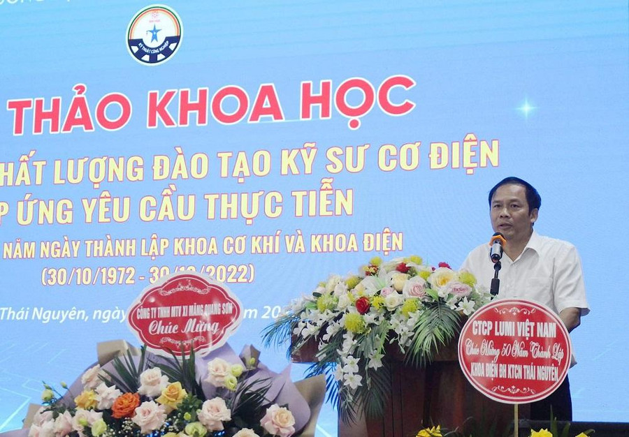 PGS.TS Vũ Ngọc Pi, Phó Hiệu trưởng trường Đại học Kỹ thuật Công nghiệp phát biểu tại Hội thảo. PGS.TS Vũ Ngọc Pi, Phó Hiệu trưởng trường Đại học Kỹ thuật Công nghiệp phát biểu tại Hội thảo.