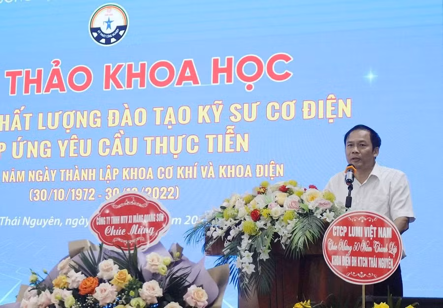 PGS.TS Vũ Ngọc Pi, Phó Hiệu trưởng trường Đại học Kỹ thuật Công nghiệp phát biểu tại Hội thảo.