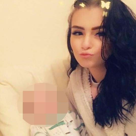 Nghe gia đình trình báo, cảnh sát phá cửa căn hộ bà mẹ 19 tuổi phát hiện cảnh tượng ám ảnh