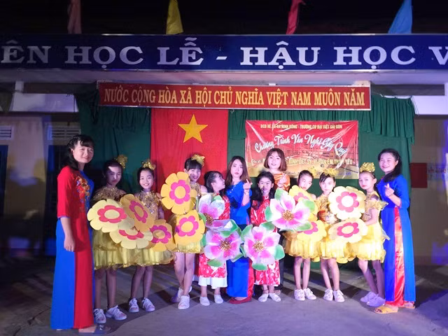 Tổ chức những buổi giao lưu văn nghệ giúp vui cho bà con, gây quỹ cho cộng đồng