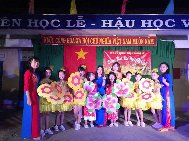 Tổ chức những buổi giao lưu văn nghệ giúp vui cho bà con, gây quỹ cho cộng đồng