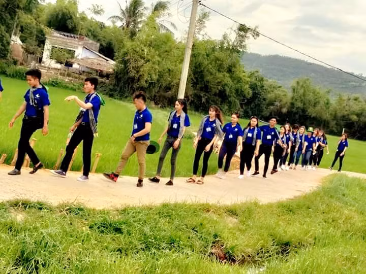 Dấu chân tình nguyện của sinh viên Trường Cao đẳng Đại Việt Sài Gòn hằn in trên những con đường làng