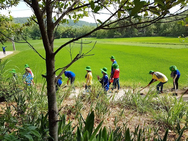 bất cứ đâu, dù là bản làng xa xôi hay thành thị, sinh viên tình nguyện cũng luôn "cháy" hết mình cho sứ mệnh của tuổi trẻ; dựng xây đất nước