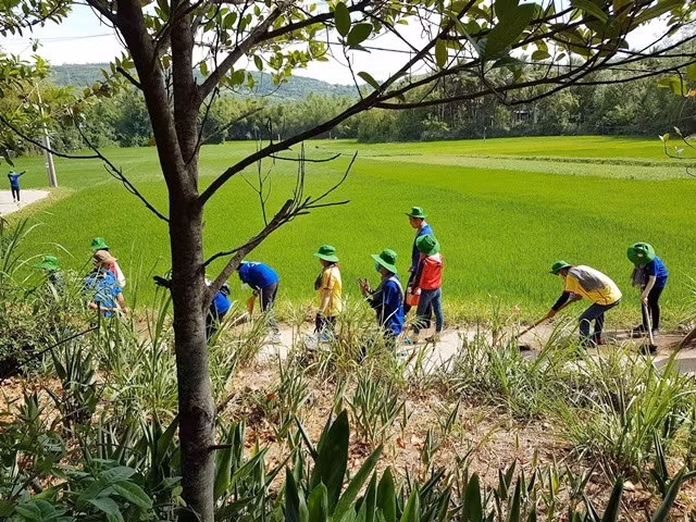 bất cứ đâu, dù là bản làng xa xôi hay thành thị, sinh viên tình nguyện cũng luôn "cháy" hết mình cho sứ mệnh của tuổi trẻ; dựng xây đất nước