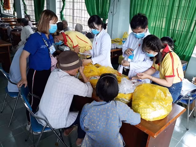 Họ mang trái tim trẻ, nhân ái đến với cộng đồng, bà con khó khăn