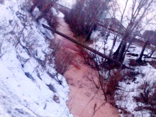  Nước sông biến thành màu đỏ như máu 