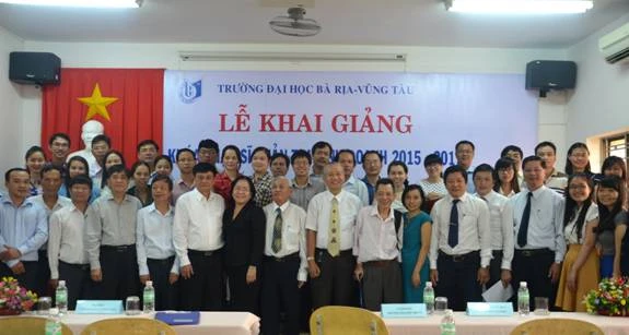 Các học viên khóa 1 cùng Ban giám hiệu nhà trường trong buổi khai giảng.
