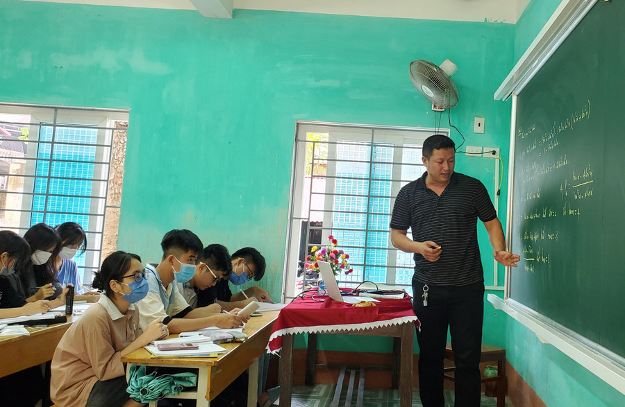 Thầy Nam luôn luôn tìm những phương pháp học mới để học trò thấy rằng học Toán không khô khan. Thầy Nam luôn luôn tìm những phương pháp học mới để học trò thấy rằng học Toán không khô khan.