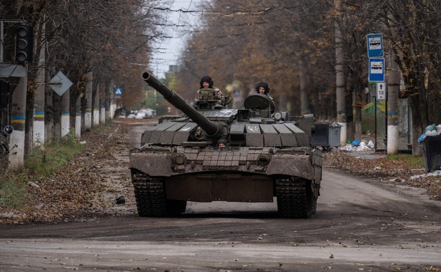 Một chiếc xe tăng Ukraine di chuyển gần thành phố Bakhmut, tỉnh Donetsk, vào ngày 21/10/2022