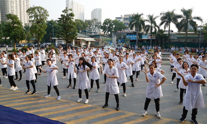 Vũ điệu rửa tay sôi động do các nhân viên bệnh viện K thực hiện. Vũ điệu rửa tay sôi động do các nhân viên bệnh viện K thực hiện.