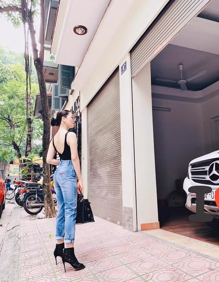 cham ngo 40, le quyen van an dut gai xuan thi voi loat kieu phoi do cung quan jeans - 1