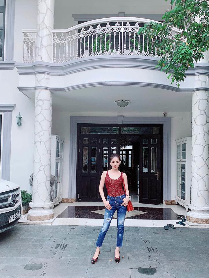 cham ngo 40, le quyen van an dut gai xuan thi voi loat kieu phoi do cung quan jeans - 3