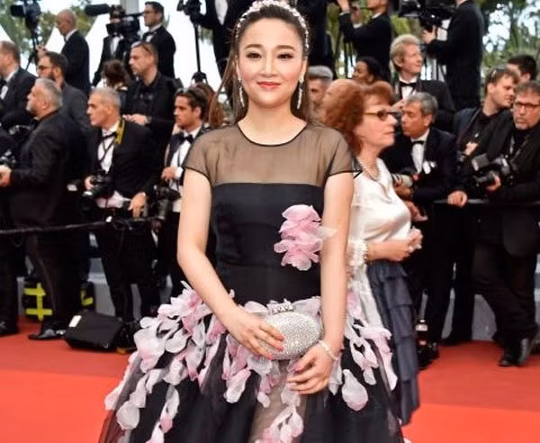 Các nàng hãy đặc biệt chú ý khi lựa chọn diện các mẫu váy liền có đính quá nhiều chi tiết trang trí.