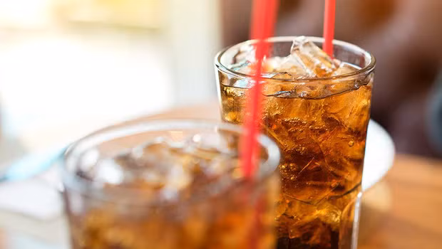 Bác sĩ nhận thấy Tiểu Thiên đặc biệt thích uống đồ uống có ga, rất ít uống nước lọc. Và đây chính là "thủ phạm" gây nên bệnh gout.