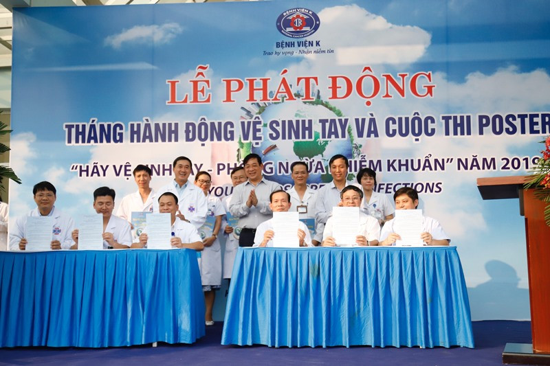 Lễ ký cam kết thực hiện vệ sinh tay theo đúng quy định giữa Ban Giám đốc, Công đoàn Bệnh viện, lãnh đạo và nhân viên các khoa, phòng, đơn vị thuộc bệnh viện K.
