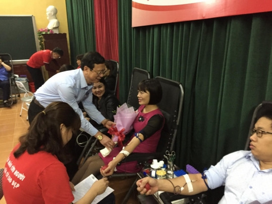 Ông Đỗ Xuân Sinh - Phó Chủ tịch UBND huyện Cẩm Khê tặng hoa cho thầy, cô giáo tham gia hiến máu. Ông Đỗ Xuân Sinh - Phó Chủ tịch UBND huyện Cẩm Khê tặng hoa cho thầy, cô giáo tham gia hiến máu.