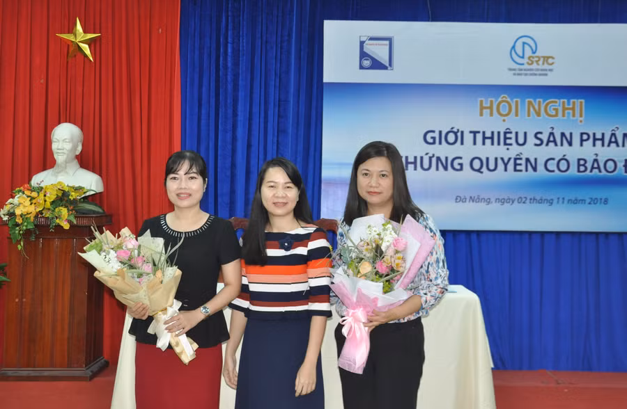 PGS.TS Võ Thúy Anh – Phó Hiệu trưởng ĐH Kinh tế Đà Nẵng tặng hoa cho các đơn vị phối hợp tổ chức hội nghị.