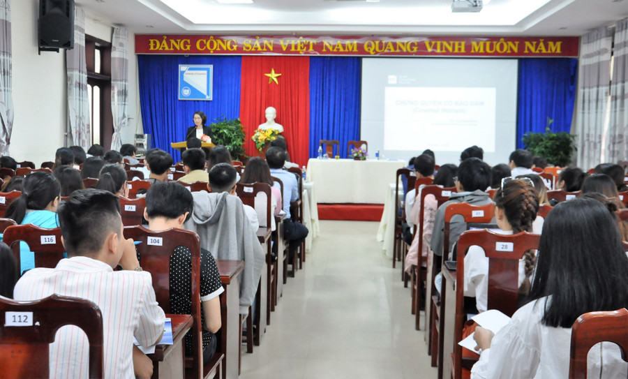 Có hơn 300 đại biểu đến tham dự hội nghị Giới thiệu sản phẩm chứng quyền có bảo đảm.