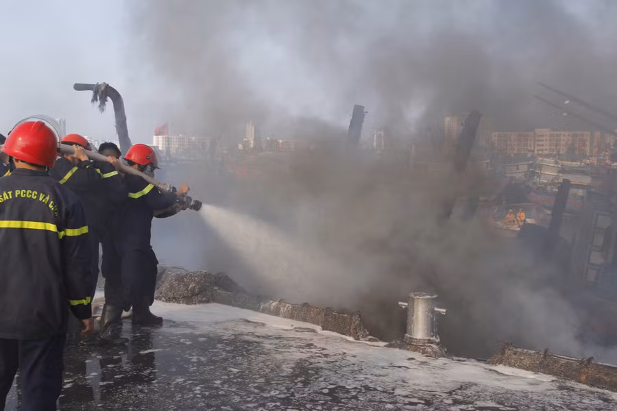 Các lực lượng đang phun nước dập lửa.