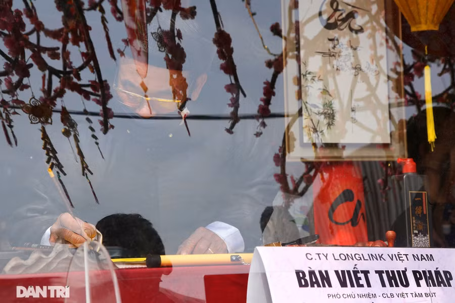 Ông đồ thời Covid-19 đeo khẩu trang cho chữ đầu xuân qua vách ngăn