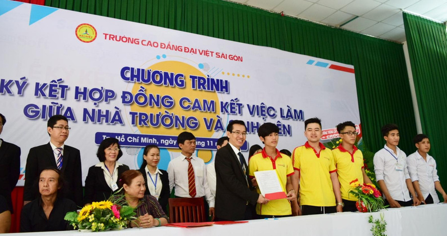 Chính sách cam kết đầu ra sau tốt nghiệp sẽ giúp thắt chặt sự hợp tác giữa Nhà trường và Doanh nghiệp Chính sách cam kết đầu ra sau tốt nghiệp sẽ giúp thắt chặt sự hợp tác giữa Nhà trường và Doanh nghiệp