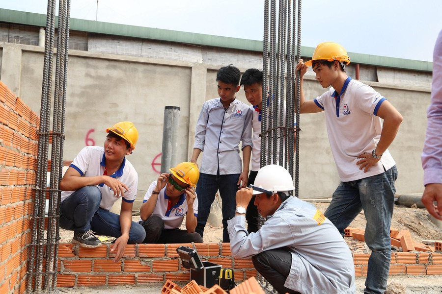 Sinh viên ngành Xây dựng của Trường Cao đẳng quốc tế TP.HCM trong một giờ thực hành ngoài công trình Sinh viên ngành Xây dựng của Trường Cao đẳng quốc tế TP.HCM trong một giờ thực hành ngoài công trình