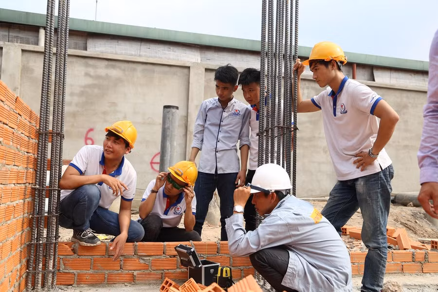 Sinh viên ngành Xây dựng của Trường Cao đẳng quốc tế TP.HCM trong một giờ thực hành ngoài công trình