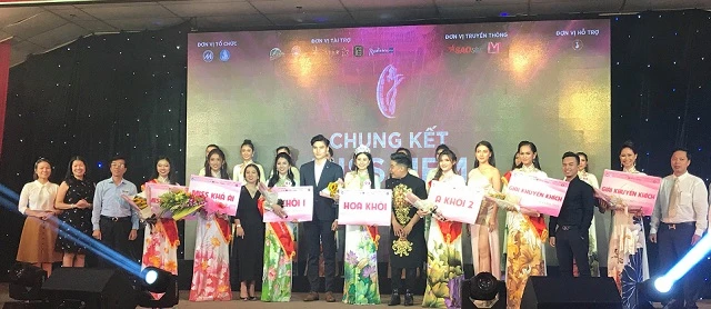 Các nữ sinh tại đêm chung kết xếp hạng cuộc thi Nét đẹp nữ sinh - Miss UFM 2019.