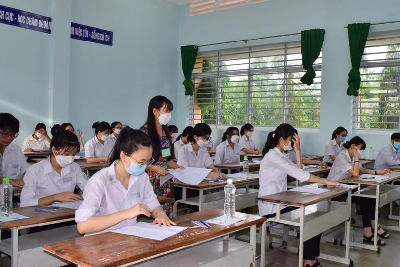 Thí sinh chuẩn bị bước vào giờ làm bài thi Thí sinh chuẩn bị bước vào giờ làm bài thi