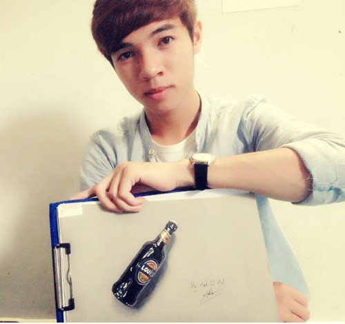 Anh Vũ khiến nhiều người thán phục với biệt tàivẽ chai thủy tinh 3D. Anh Vũ vẽ chai thủy tinh