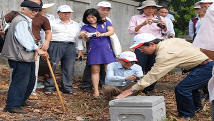 Đoàn các nhà nghiên cứu đi thực địa tại khu vực chùa Thiền Lâm (Thừa Thiên - Huế).