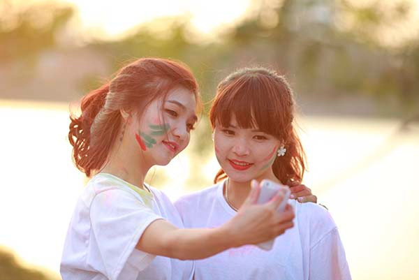 Sinh viên ngành kinh tế chụp ảnh kỷ yếu “xì tin” hết cỡ ảnh 6 Các bạn trẻ còn sử dụng bột màu để vẽ hình, khiến bộ ảnh càng thêm sáng tạo