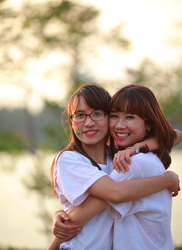 Sinh viên ngành kinh tế chụp ảnh kỷ yếu “xì tin” hết cỡ ảnh 7 Tình cảm thân thiết của các cô gái